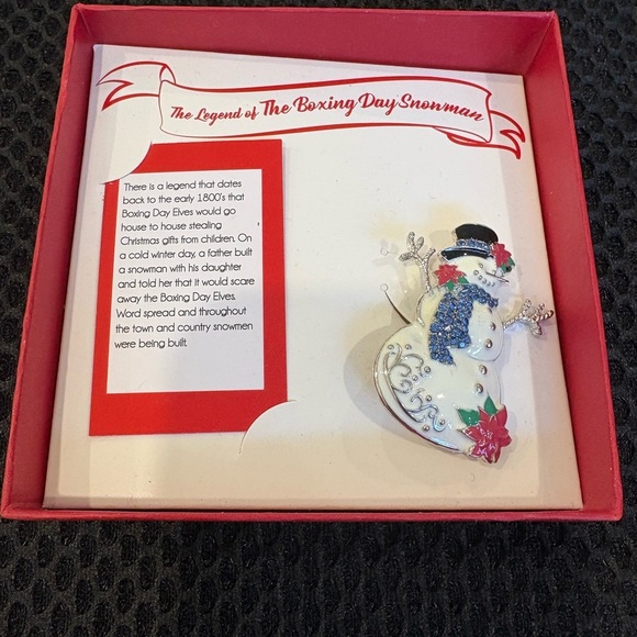 New Boxing Day Snowman Brooch Pin - Unisex - Picture 2 of 9